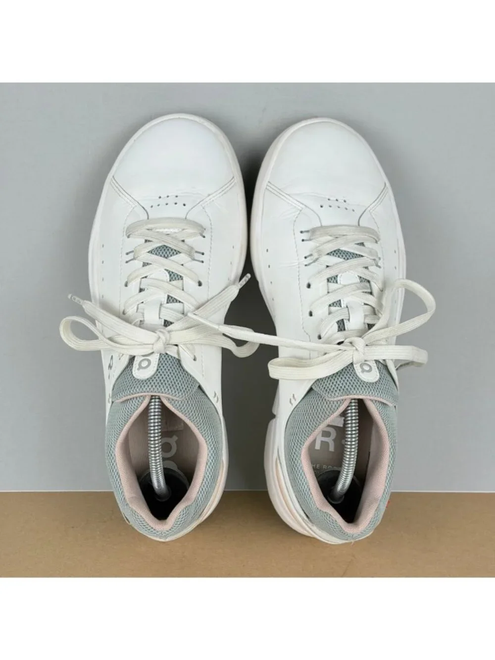 On Running The Roger Advantage Leather Tennis Shoes Womens 9 White Athletic